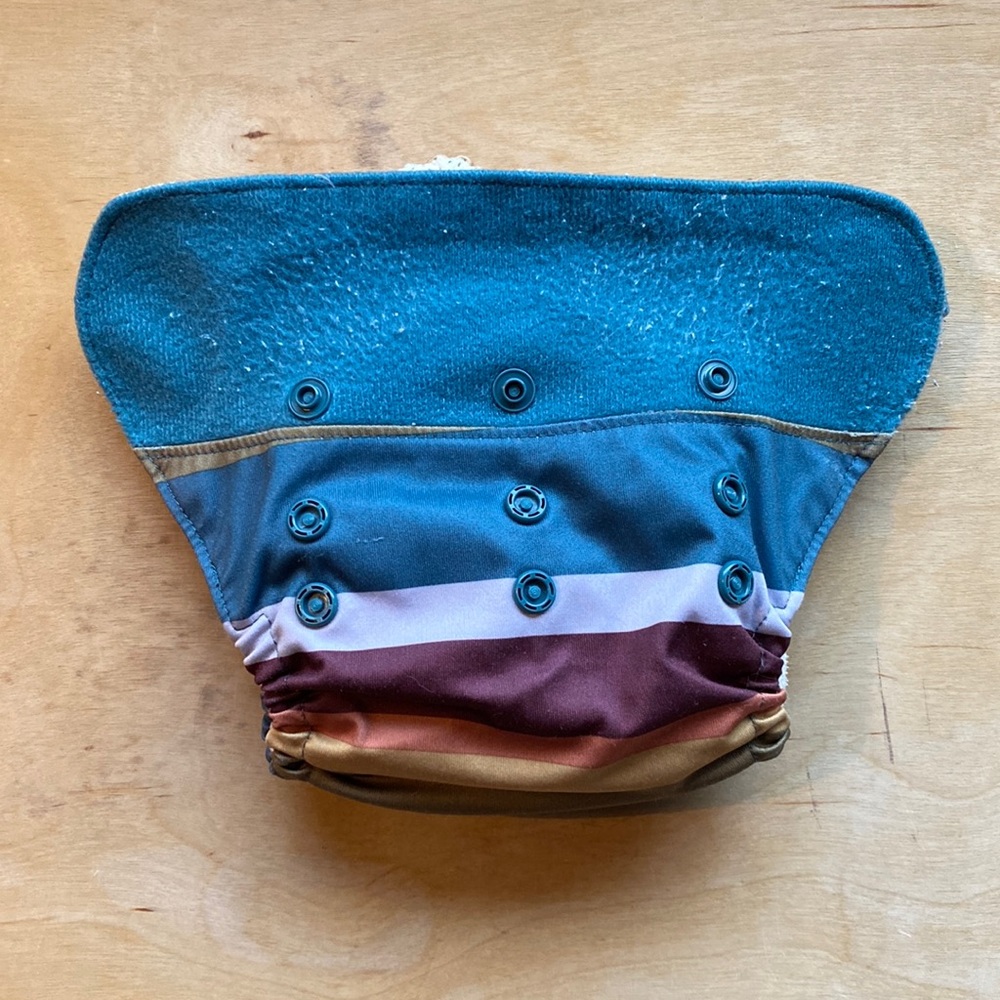 Grovia cloth diaper with terry/microfibre snap in liner